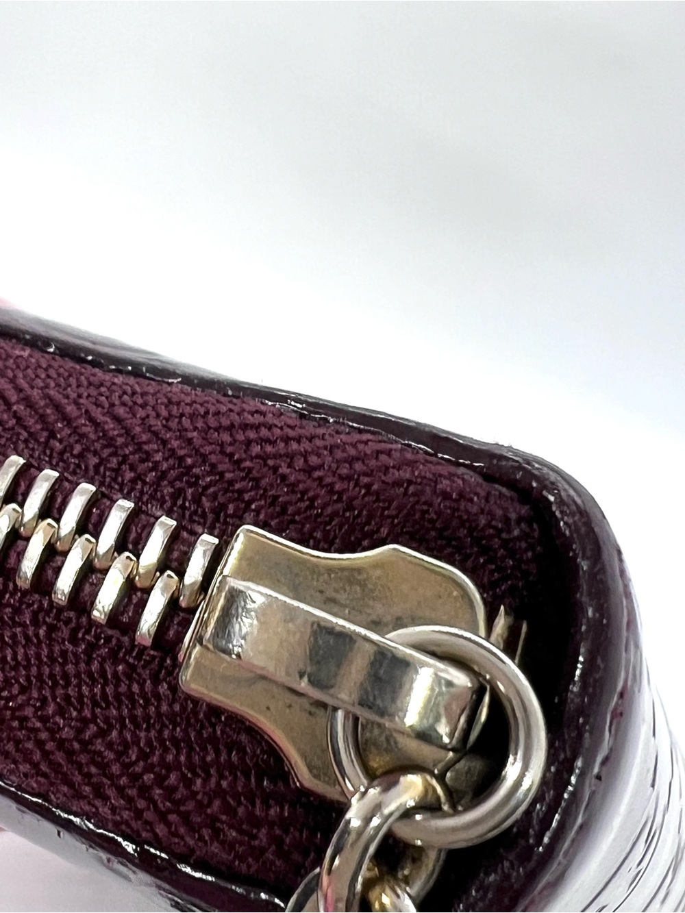 Gucci GG Embossed Lovely Heart Zip Wallet Burgundy Patent COA - Picture 14 of 16